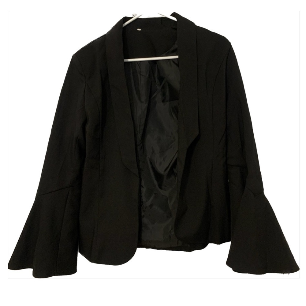 Black blazer with bell sleeves​​